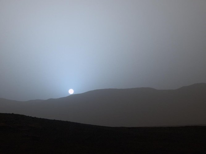 Hoàng hôn trên sao Hỏa có màu xanh: NASA cho biết do bụi trong không khí trên sao Hỏa gồm những hạt nhỏ cho phép ánh sáng xanh xuyên qua không khí nhiều hơn những màu sắc có bước sóng dài hơn như vàng, cam và đỏ.