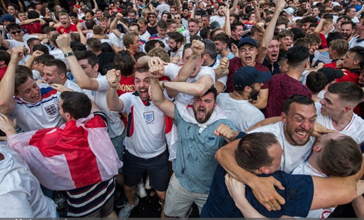 Các CĐV Anh ăn mừng bàn thắng của Harry Maguire.