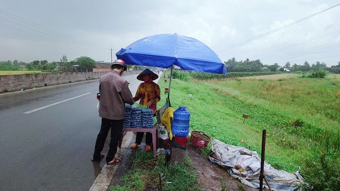 Mỗi ngày nấu ấu bán ven đường, các bà, các chị thôn quê cũng thu nhập được từ 200.000 -400.000 đồng