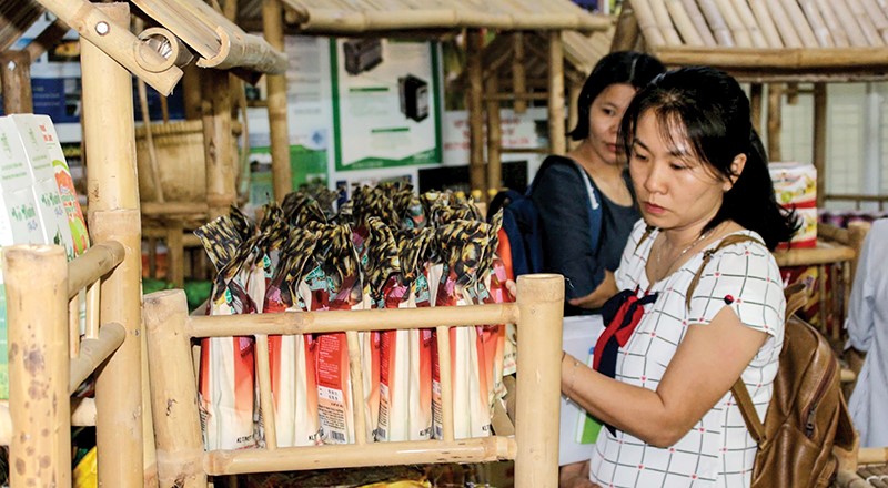 Các sản phẩm là đặc sản vùng ĐBSCL được trưng bày, giới thiệu ở Cửa hàng Giới thiệu và Phân phối Đặc sản ĐBSCL tại Khu 2, Trường ĐH Cần Thơ. Ảnh: HÀ VĂN