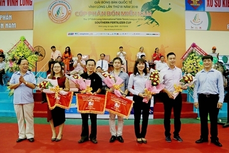BTC giải trao hoa, cờ lưu niệm cho các đơn vị tài trợ giải năm 2018.
