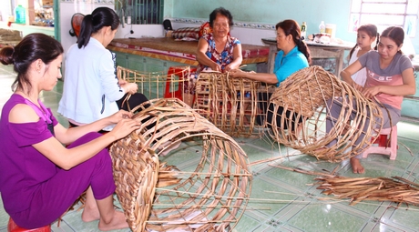 Từ việc tham gia các lớp thủ công mỹ nghệ, chị em xã Đông Thành có thêm thu nhập trang trải cuộc sống.