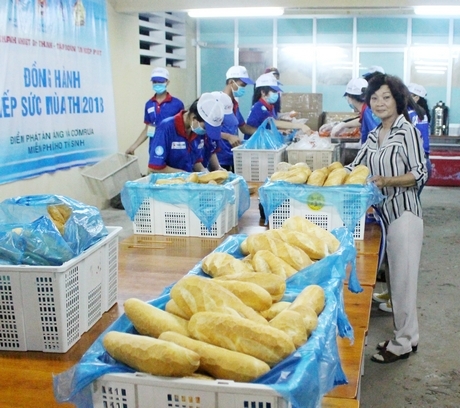 Cô Vân đồng hành cùng những suất ăn miễn phí cho thí sinh trong kỳ thi THPT quốc gia 2018.