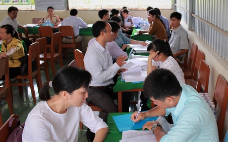 Đoàn khảo sát của Văn phòng Điều phối chương trình xây dựng nông thôn mới tỉnh trao đổi về các chỉ tiêu cần hoàn thiện.