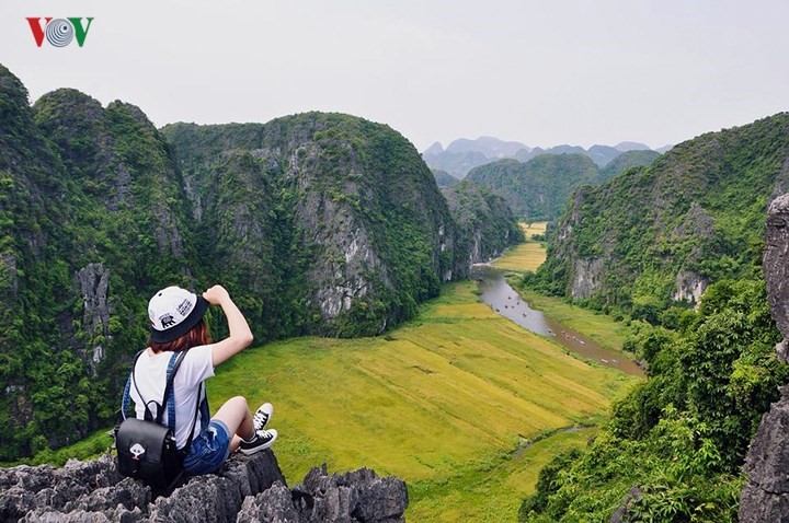 Bạn nên để bánh xe lăn từ Ninh Bình - cực nam miền Bắc, nơi có phong cảnh non nước hữu tình hiếm có với Tam Cốc, Bích Động - Nam thiên đệ nhị động, chùa Bái Đính, VQG Cúc Phương. Đặc biệt là quần thể danh thắng Tràng An – di sản hỗn hợp thiên nhiên và văn hóa thế giới duy nhất của nước ta.