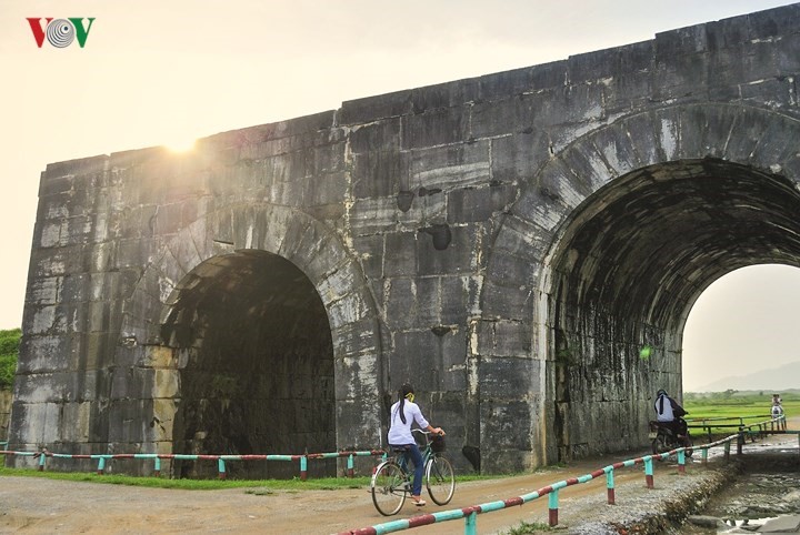 Cửa ngõ Bắc Trung bộ là Thanh Hóa, sở hữu Di sản văn hóa thế giới Thành Nhà Hồ. Kinh đô xưa giờ yên bình giữa cánh đồng lúa xanh mát, vẫn còn dáng dấp của một công trình kỳ vĩ độc đáo có một không hai ở Việt Nam và khu vực Đông Nam Á trong thời kỳ cuối thế kỷ 14, đầu thế kỷ 15.