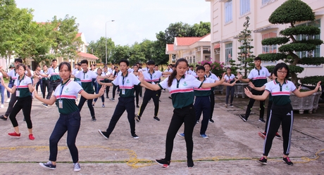 Những buổi sinh hoạt tập thể, trò chơi lớn, múa dân vũ giúp các bạn học hỏi tinh thần đoàn kết và thêm nhiều kỹ năng.