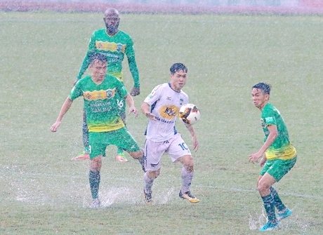 Trận đấu lượt đi, XSKT Cần Thơ (áo xanh) hoà Hoàng Anh Gia Lai 2-2.