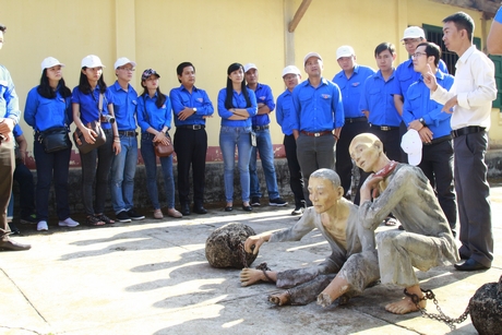 Các đoàn viên tham quan và tìm hiểu về Nhà đày Buôn Ma Thuột.