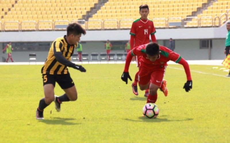 U-19 Indonesia (đỏ) chơi rất thô bạo lại được khán giả nhà...cổ vũ