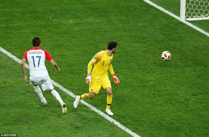 Sau đó 4 phút, Hugo Lloris mắc sai lầm để Croatia có bàn rút ngắn tỉ số 2-4. Tuy nhiên, trong thời gian còn lại, đội bóng của HLV Dalic không thể lật ngược thế cờ (Ảnh: Reuters).