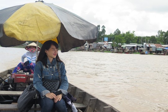 Hằng ngày, các cô giáo vẫn sang cồn trên những chuyến đò như thế này