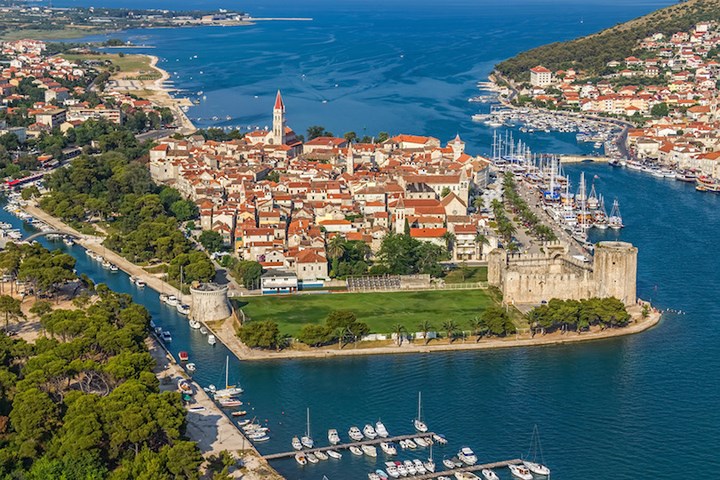 Trogir - một trong các thị trấn từ thời trung đại được bảo tồn tốt nhất. Thị trấn có nhiều công trình thời cổ. Trogir kết nối với đất liền bằng 3 cây cầu.