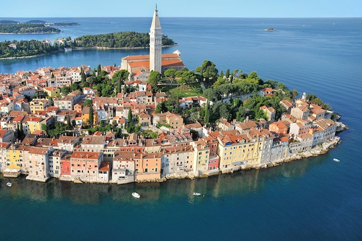 Thị trấn nhỏ Rovinj trên gờ bán đảo Rovinj. Những ngôi nhà ở ngoài cùng có cửa mở thẳng ra biển. Có 4 khách sạn và nhà hàng với hải sản tuyệt ngon.