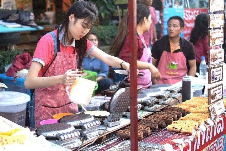 Các gian hàng và các nghệ sĩ đường phố ở Chiangmai - thành phố lớn nhất miền bắc Thái Lan./