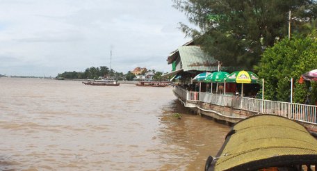 Đến cà phê bờ sông không chỉ để thưởng thức cà phê mà còn để đắm mình vào cảnh quan sông nước.