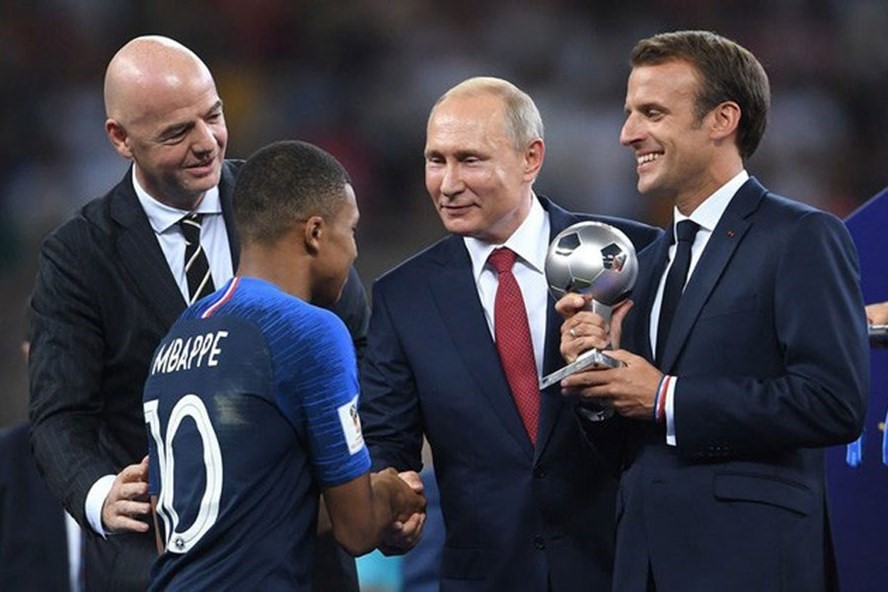 Mbappe nhận danh hiệu Cầu thủ trẻ Xuất sắc nhất World Cup 2018.