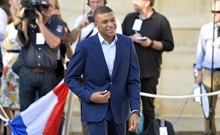 Mbappe từng trải qua tuổi thơ nghèo khó, nên anh rất thấu hiểu mơ ước của trẻ em nghèo và khuyết tật. Bên cạnh thời gian thi đấu bóng đá, anh thường xuyên ghé thăm trung tâm Premiers de Cordee để chơi với các em nhỏ.