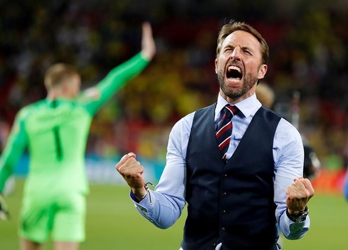 Gareth Southgate ăn mừng phấn khích sau khi Anh vượt qua Colombia trên chấm phạt đền.