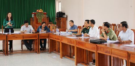 Đoàn phúc tra làm việc tại xã Phước Hậu.