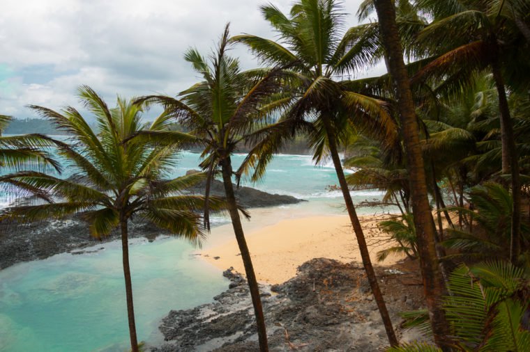 1. Sao Tome và Principe -Quốc đảo ở ngoài khơi bờ biển phía tây châu Phi chỉ có diện tích 963 km2, nhưng nơi đây nổi tiếng với phong cảnh nguyên sơ đặc biệt trên hòn đảo hẻo lánh Principe. Núi lửa Pico Cao Grande có đỉnh nhọn như cây kim cao hơn 300m. Hiện tại, quốc gia này có dân số chỉ khoảng 200.000 người.