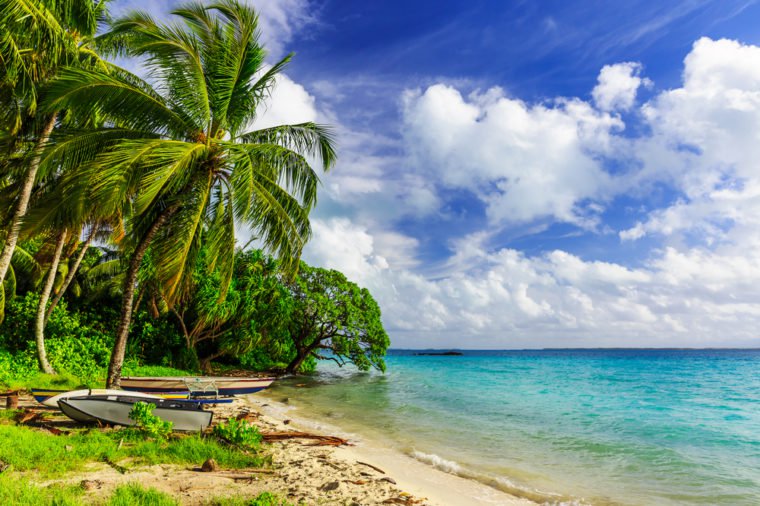 4. Kiribati- Quốc đảo ở Thái Bình Dương bao gồm 33 hòn đảo và có diện tích khoảng 810 km2, tương đương với Dominica. Với các đảo nằm rải rác trên diện tích rộng lớn, Kiribati là quốc gia duy nhất trên thế giới nằm ở cả 4 bán cầu (bắc, nam, đông và tây). Nhưng chỉ 20 hòn đảo có cư dân sinh sống với dân số là 108.000 người. Du khách tới Kiribati có thể thưởng thức hải sản, khám phá cánh đồng muối rộng lớn và lặn khám phá.