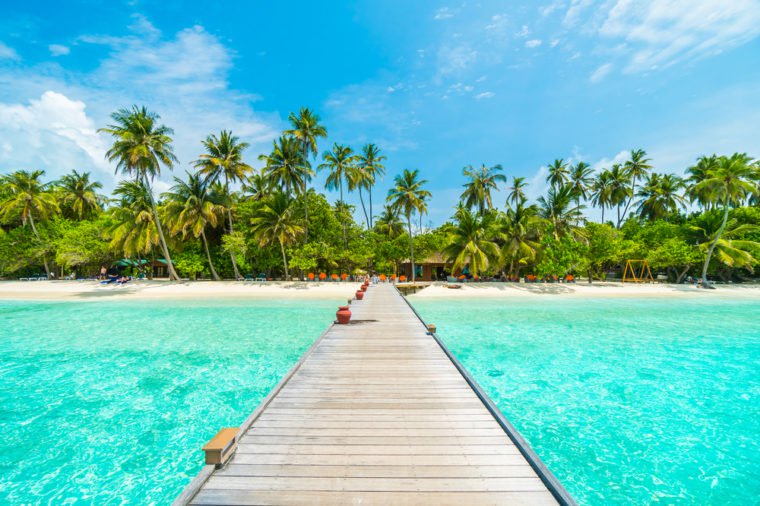 13. Maldives- Quốc gia nhỏ ở vùng Nam Á chỉ có diện tích 298 km2 và nước nhỏ thứ 9 trên thế giới. Maldives được coi là thiên đường du lịch với nhiều khu nghỉ dưỡng sang trọng nằm ngay trên mặt biển. Du khách có thể khám phá hệ sinh thái đa dạng dưới biển, bơi cùng cá mập voi,…