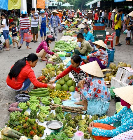 Trái cây ngày hè rất đa dạng, giá cả cũng phải chăng.