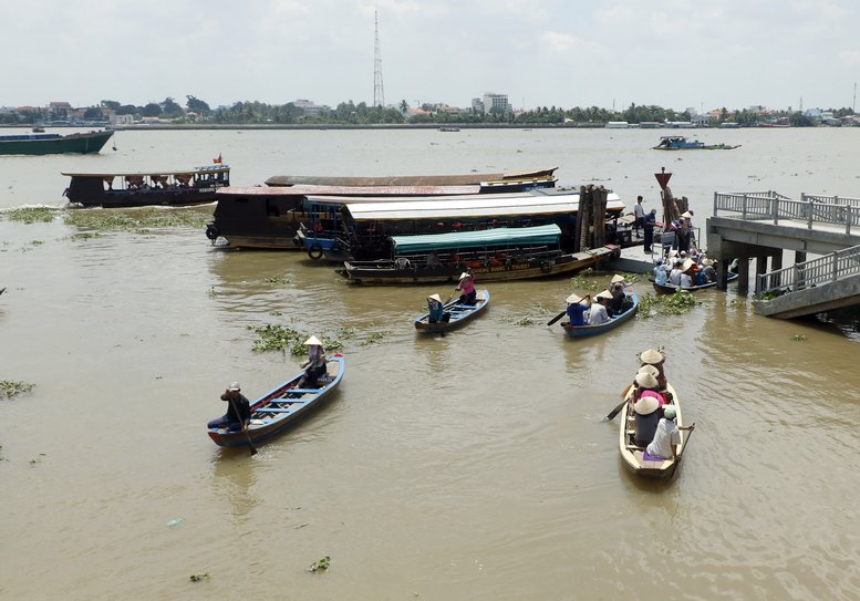 Bà con cho biết làm nghề này phải chịu khó, dù nắng hay mưa cũng cố gắng phục vụ khách tận tình. Hiện toàn cù lao Thới Sơn có khoảng 300 chiếc xuồng với hơn 500 người đưa đò- chủ yếu là dân địa phương.