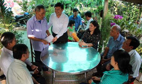 Ông Nguyễn Hữu Dũng thăm hỏi gia đình ông Nguyễn Văn Đá.
