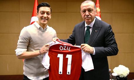  Mesut Ozil chụp hình với Tổng thống Thổ Nhĩ Kỳ, Recep Tayyip Erdogan ngay trước thềm World Cup 2018