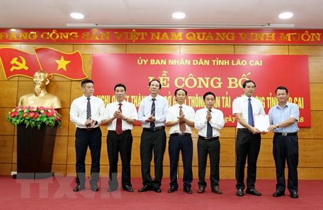 Ông Nguyễn Văn Vịnh (phải), Bí Thư tỉnh ủy Lào Cai, trao quyết định thành lập Sở Giao thông Vận tải và Xây dựng tỉnh Lào Cai. (Ảnh: Quốc Khánh/TTXVN)