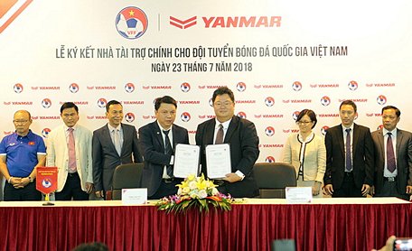 Tổng Thư ký VFF Lê Hoài Anh và Tổng Giám đốc Công ty TNHH Máy nông nghiệp Yanmar Việt Nam Yoshihiro Okada tiến hành nghi thức ký kết nhà tài trợ chính cho ĐT quốc gia Việt Nam.
