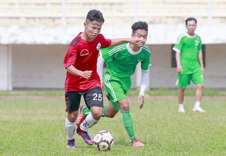 Pha tranh bóng trong trận Vũng Liêm (áo xanh) thắng đội U15 Vĩnh Long 6-1.