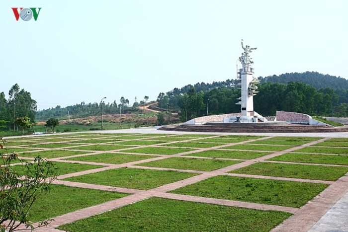 Ngã ba Đồng Lộc, cái tên ấy đã trở thành huyền thoại, thành bất tử; mà bất kỳ ai dù chưa đến nhưng đã từng nghe… Nơi đó gắn liền với sự hy sinh của 10 cô gái thanh niên xung phong trong cuộc kháng chiến chống Mỹ cứu nước, giải phóng miền Nam.