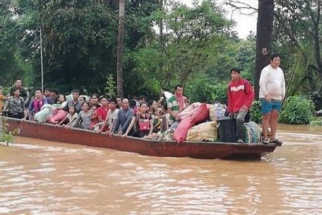 Hoạt động sơ tán dân khỏi vùng bị ngập lụt đang được tiến hành khẩn trương. (Nguồn: Attapeu Today)