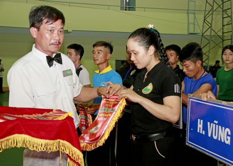 Võ sư Đinh Văn Lớn- Phó Chủ tịch Liên đoàn Võ thuật tỉnh Vĩnh Long trao cờ lưu niệm cho các đơn vị tham dự giải.