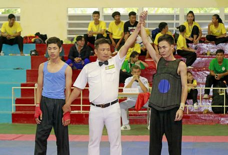 Trọng tài công bố Văn Lâm (Long Hồ, đai xanh) thắng Phi Hồng (TX Bình Minh).