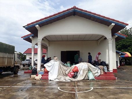  Ông Võ Văn Phúc - Cty Hợp tác kinh tế 385 (Binh Đoàn 15) trao hàng cứu trợ đến Ban cứu trợ của tỉnh Attapeu trưa 25/7.