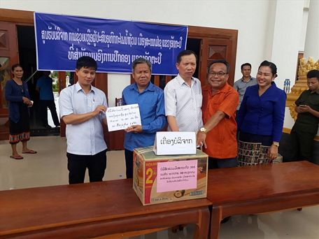 Ông Võ Văn Phúc - Cty Hợp tác kinh tế 385 (Binh Đoàn 15) trao hàng cứu trợ đến Ban cứu trợ của tỉnh Attapeu trưa 25/7.