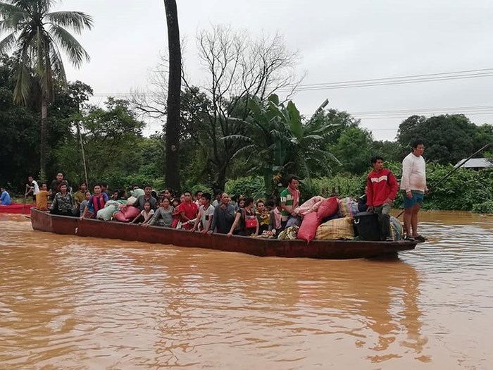 Ngoài máy bay trực thăng, chính quyền địa phương cũng điều động thuyền để sơ tán người dân. Ảnh: Attapeu Today.