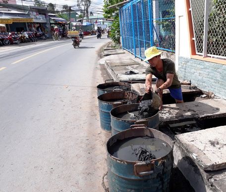 Nhân công nạo vét, khai thông cống thoát nước đường Mậu Thân (Phường 3).