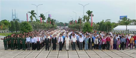 Trang trọng lễ viếng Nghĩa trang Liệt sĩ tỉnh.