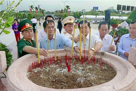  Lãnh đạo Tỉnh ủy, HĐND, UBND cùng các đơn vị, cơ quan ngành tỉnh thắp hương tại tượng đài Nghĩa trang liệt sĩ tỉnh.