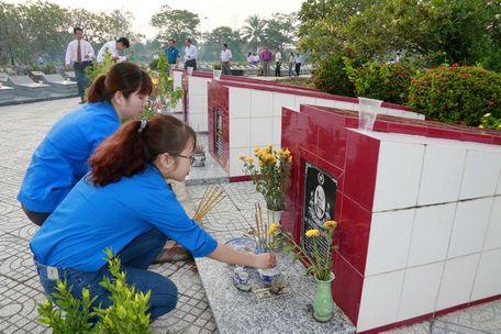  Đoàn viên thanh niên thắp hương tri ân các anh hùng liệt sĩ.