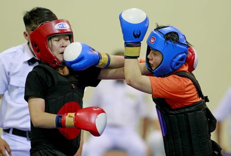 Trận đấu chung kết giữa Hồng Rực (Mang Thít- 51kg, phải) thắng Anh Thi (Tam Bình).