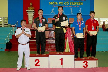 Ông Đinh Văn Lớn- Phó Chủ tịch Liên đoàn Võ thuật tỉnh trao thưởng cho các VĐV đạt giải.