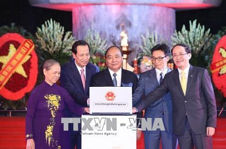 Thủ tướng và các đại biểu ấn nút khai trương cổng thông tin: thongtinlietsi.gov.vn. Ảnh: Thống Nhất/TTXVN