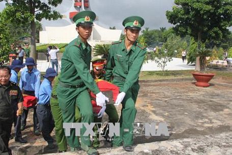 An táng hài cốt các liệt sỹ tại Nghĩa trang liệt sỹ Vĩnh Hưng – Tân Hưng