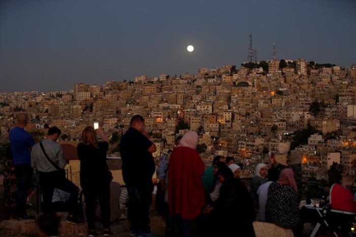 Mọi người chờ đón khoảnh khắc kỳ thú tại thủ đô Amman, Jordan. Ảnh: Reuters.